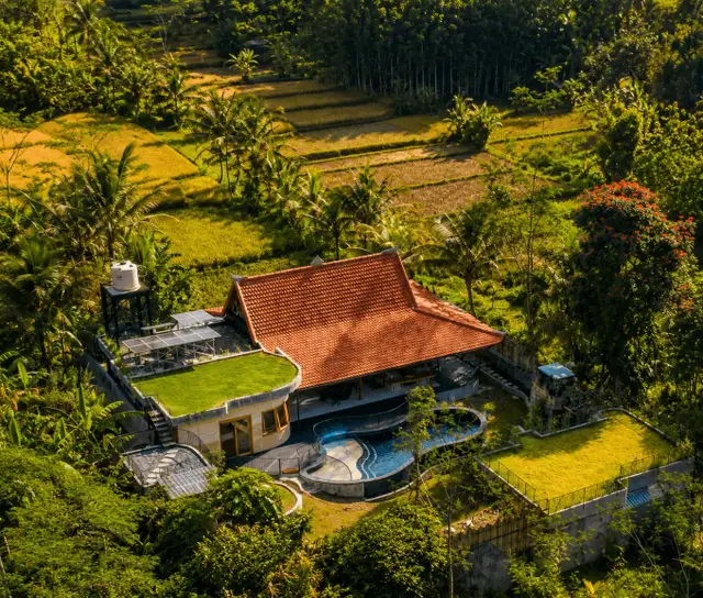 A Hand-Built Retreat Villa on Rice-Field Land