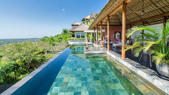 A Hilltop Residence With a 180-Degree Coastal Panorama